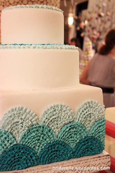 teal blue wedding cake A cute teal blue cake from Bobbette Belle