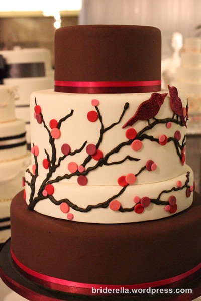 This 2birds wedding cake uses the pink and brown combination with a dash of