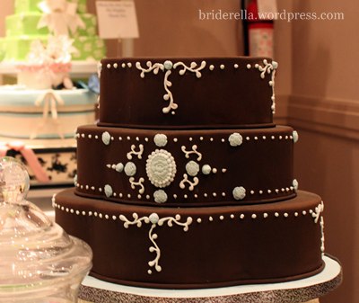 Pretty details on this irregular shaped wedding cake